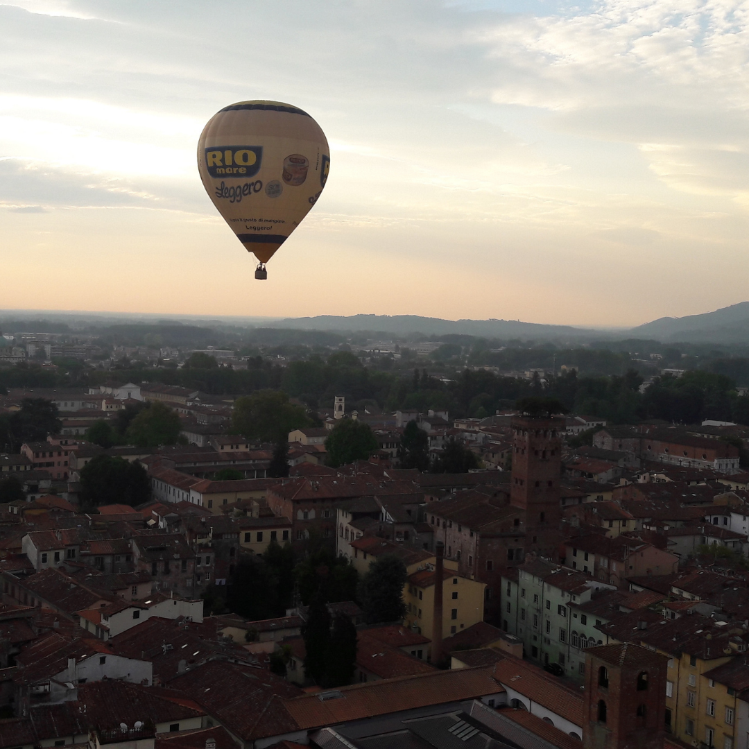 Volo sulla città di Lucca