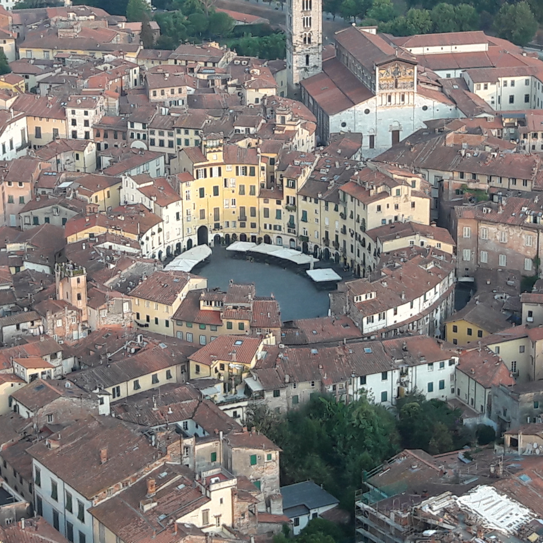 Volo sulla città di Lucca