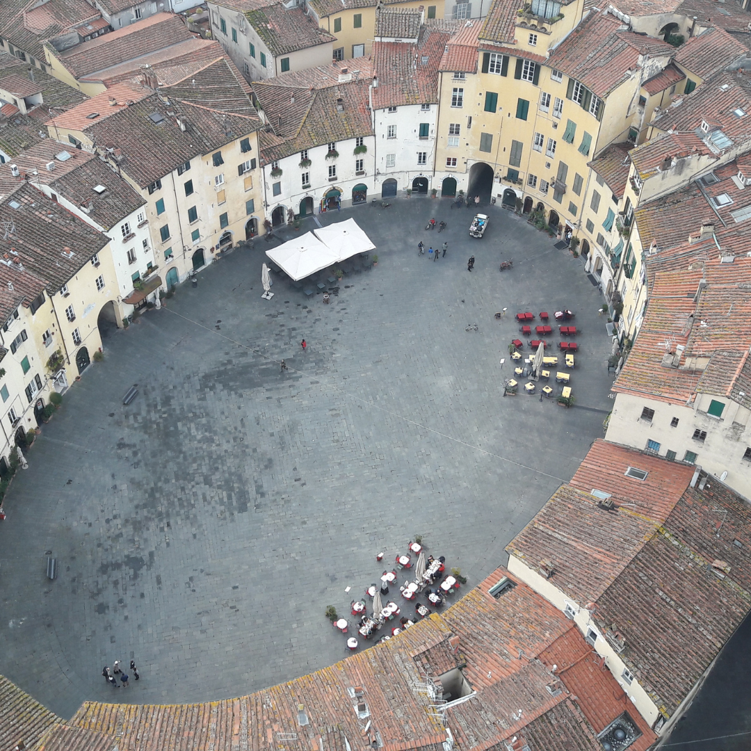 Volo sulla città di Lucca