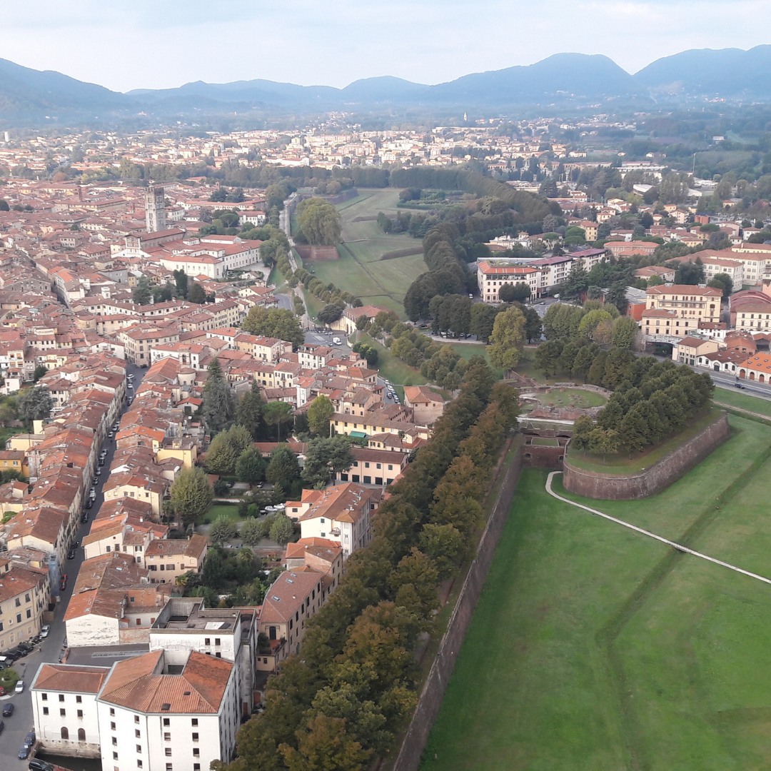 Volo sulla città di Lucca