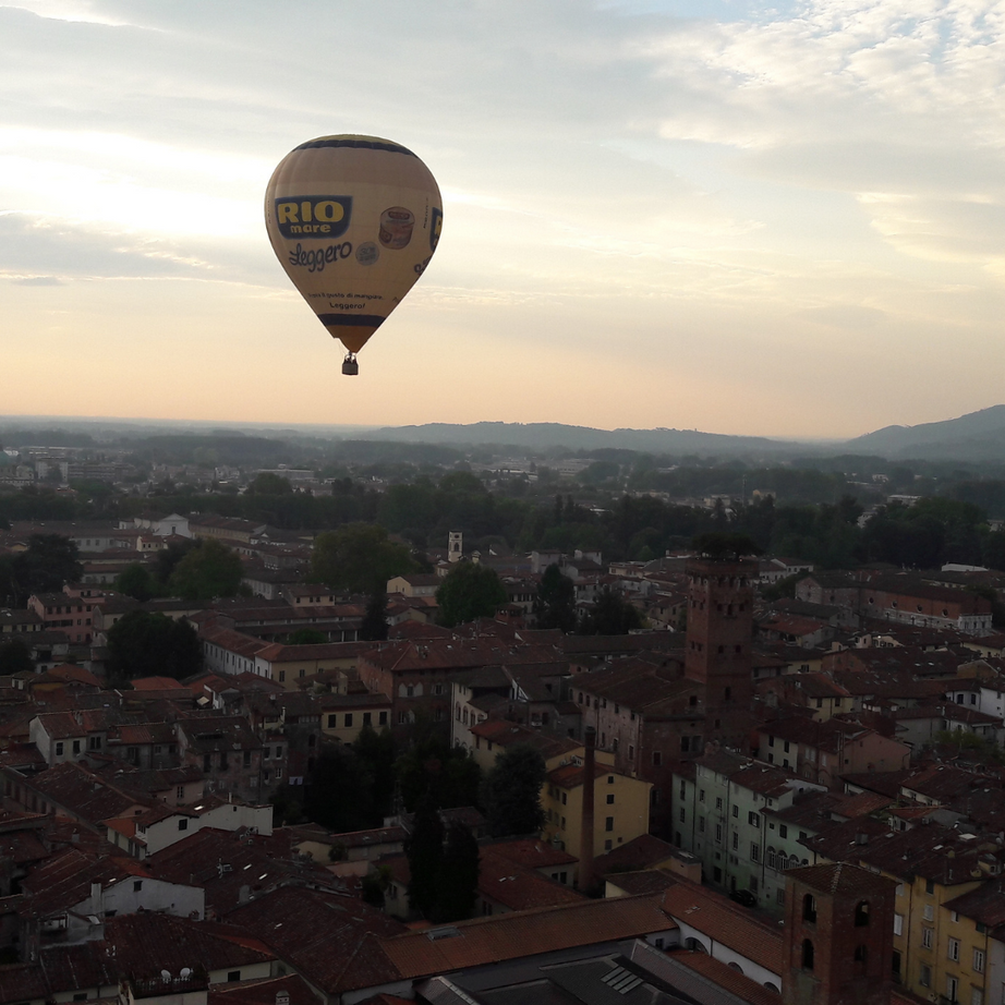 Volo sulla città di Lucca