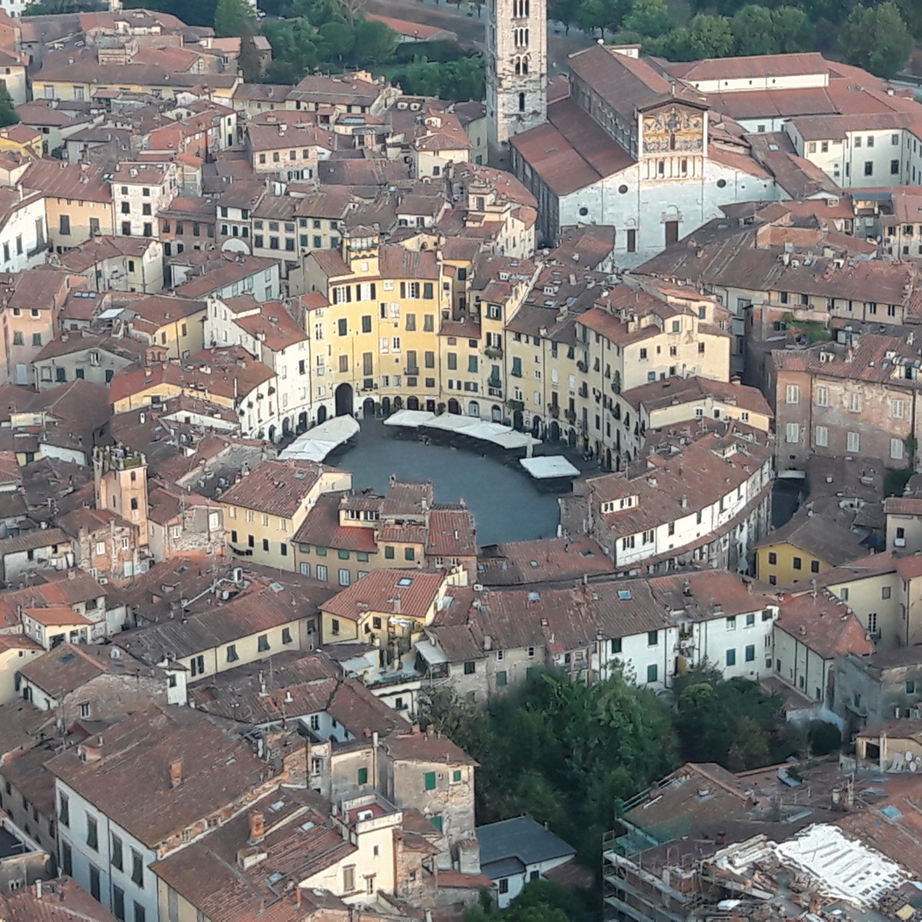 Flight over the city of Lucca