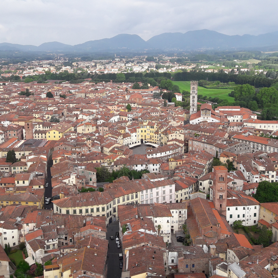 Volo sulla città di Lucca